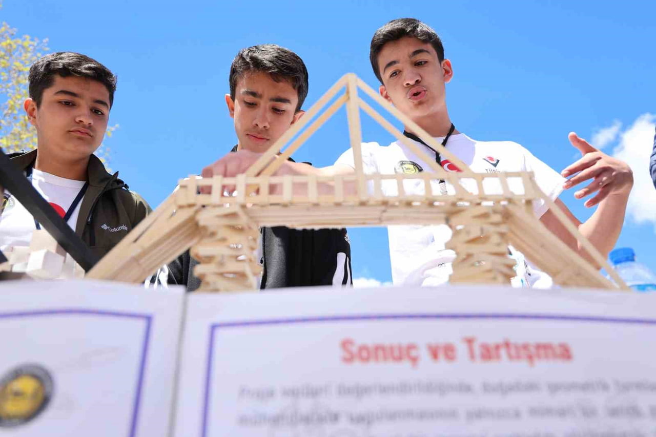 ELAZIĞ ÇUBUKBEY ANADOLU LİSESİ'NDE ÖĞRENCİLERİN HAZIRLADIĞI BİLİMSEL ÇALIŞMALARIN YER ALDIĞI...