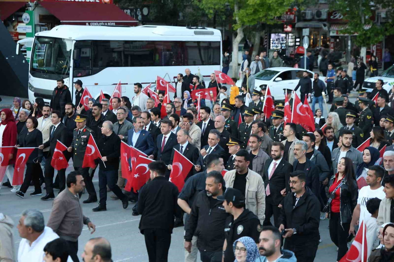 ELAZIĞ’DA 19 MAYIS ATATÜRK’Ü ANMA, GENÇLİK VE SPOR BAYRAMI'NIN 107. YIL DÖNÜMÜ FENER ALAYI...