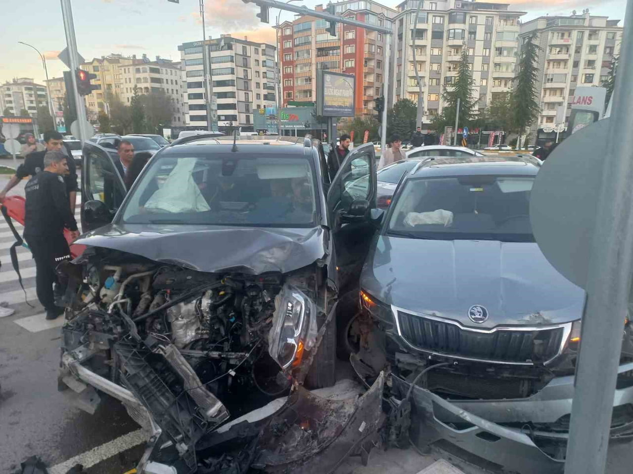ELAZIĞ’DA 3 ARACIN KARIŞMASI SONUCU MEYDANA GELEN ZİNCİRLEME TRAFİK KAZASINDA 3 KİŞİ...