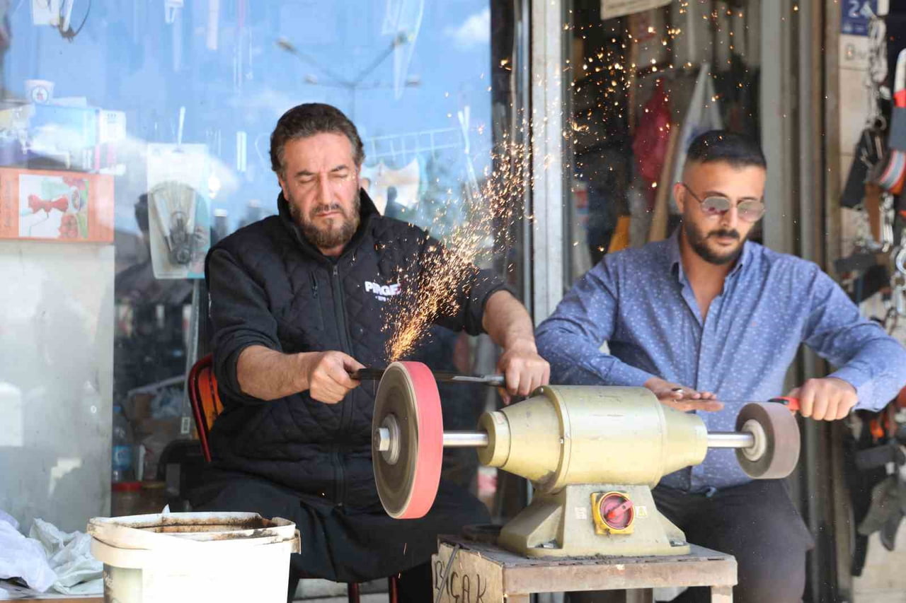 ELAZIĞ’DA BIÇAK BİLEME USTALARI KURBAN BAYRAMI’NIN ARİFE GÜNÜNDE VATANDAŞLARDAN GELEN TALEPLERİ...