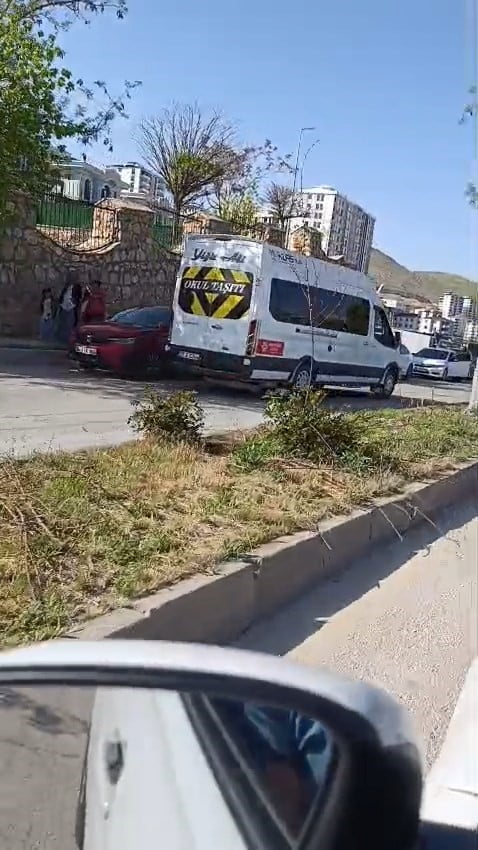 ELAZIĞ’DA BİR ÖĞRENCİ SERVİSİ, ÖĞRENCİLERİN OLDUĞU OKUL SERVİSİYLE, GÜZERGAHINI UZATMAMAK İÇİN...