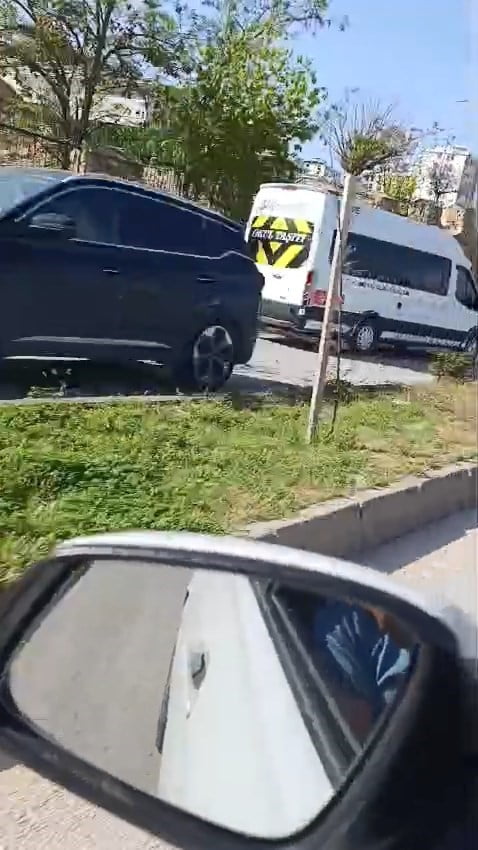 ELAZIĞ’DA BİR ÖĞRENCİ SERVİSİ, ÖĞRENCİLERİN OLDUĞU OKUL SERVİSİYLE, GÜZERGAHINI UZATMAMAK İÇİN...