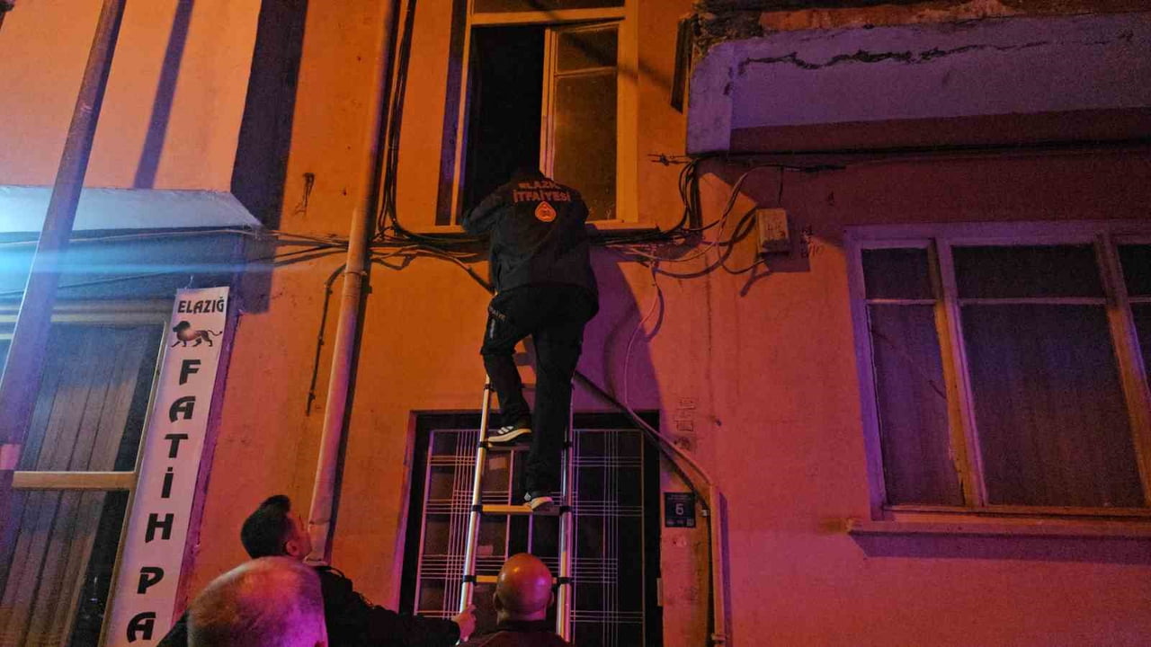 ELAZIĞ’DA BİR ŞAHISTAN HABER ALAMAYAN YAKINLARININ  İHBARI ÜZERİNE POLİS, SAĞLIK VE İTFAİYE...