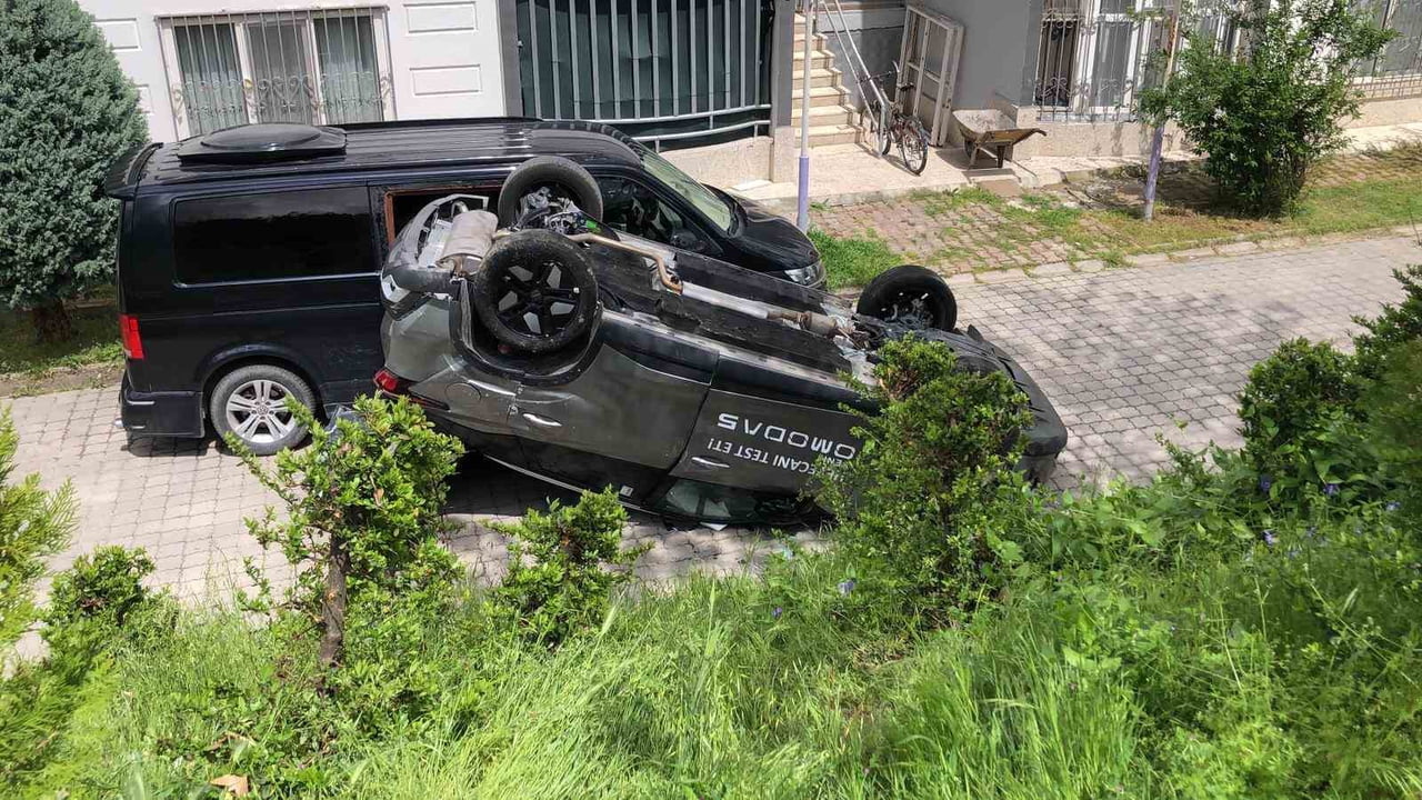 ELAZIĞ’DA BİR SÜRÜCÜSÜ SİTE İÇERİSİNDE GERİ MANEVRA YAPARAK ARACINI PARK YAPMAK İSTERKEN SİTE...