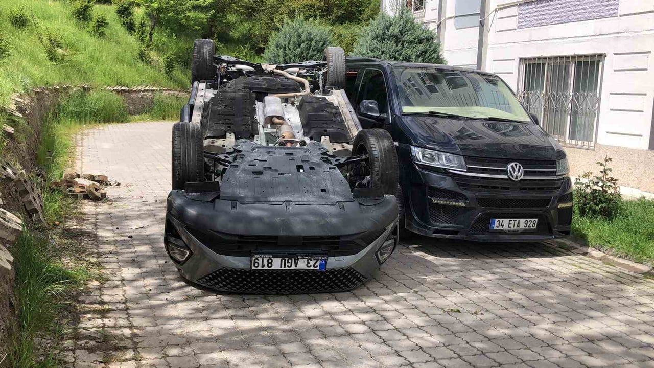 ELAZIĞ’DA BİR SÜRÜCÜSÜ SİTE İÇERİSİNDE GERİ MANEVRA YAPARAK ARACINI PARK YAPMAK İSTERKEN SİTE...