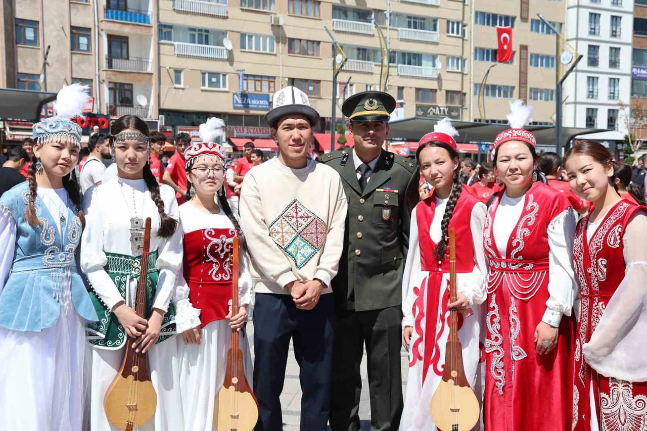 ELAZIĞ’DA DÜZENLENEN 19 MAYIS GENÇLİK VE SPOR FEST ETKİNLİKLERİ KAPSAMINDA SAHNE ALAN KIRGIZİSTAN...