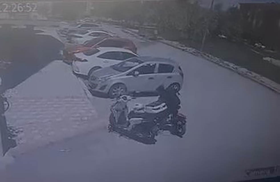 ELAZIĞ’DA ELEKTRİKLİ BİSİKLET İLE GELEN BİR ŞAHIS, PARK HALİNDE MOTOSİKLET ÜZERİNDE DURAN KASKI...