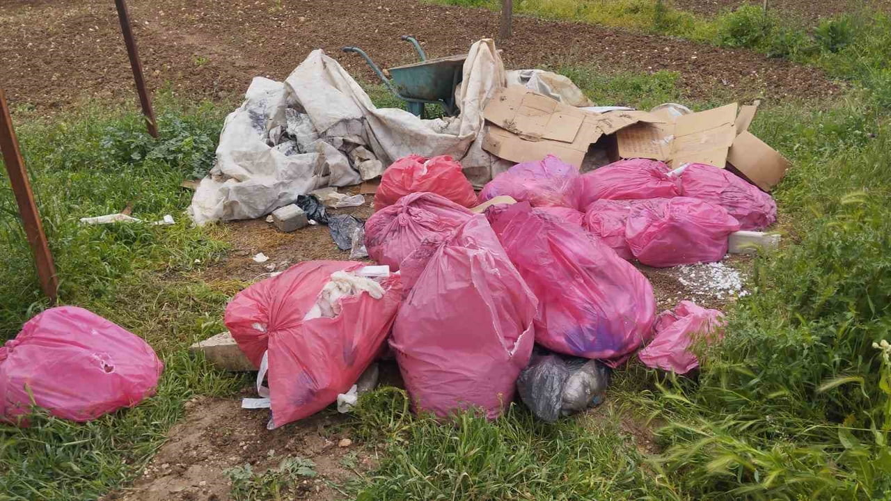 ELAZIĞ’DA HASTANE ATIKLARINI MEVZUATA AYKIRI ŞEKİLDE TAŞIYIP KENDİ MÜLKÜNDE AÇIKTA YAKAN ÖZEL BİR...