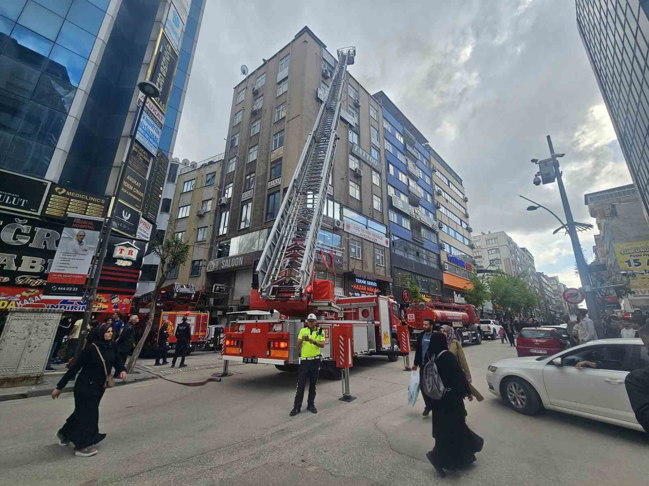 ELAZIĞ’DA İŞ MERKEZİNİN ÇATISINDA YANGIN PANİĞİ YAŞANDI
