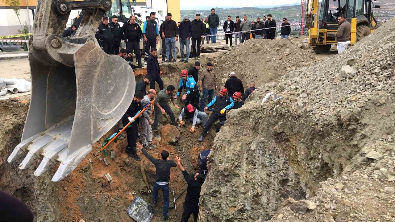 ELAZIĞ’DA KANALİZASYON ÇALIŞMASI SIRASINDA TOPRAK ALTINDA KALAN İŞÇİ, EKİPLERİN BAŞARILI ÇALIŞMASI...
