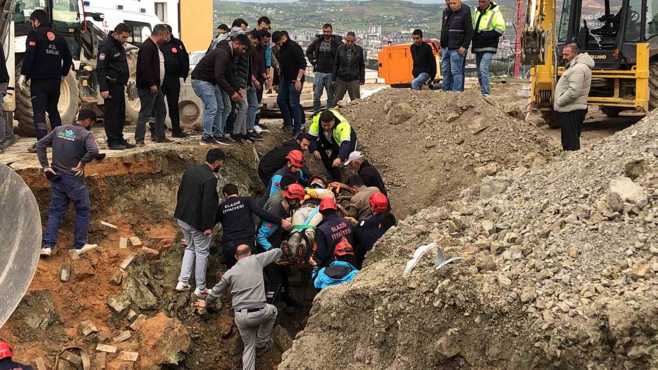 ELAZIĞ’DA KANALİZASYON ÇALIŞMASI SIRASINDA TOPRAK ALTINDA KALAN İŞÇİ, EKİPLERİN BAŞARILI ÇALIŞMASI...