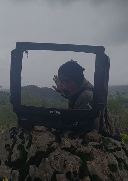 ELAZIĞ’DA KEÇİLERİNİ OTLATTIĞI SIRADA KIRIK TELEVİZYON EKRANINI KULLANARAK HAVA DURUMU SUNAN...