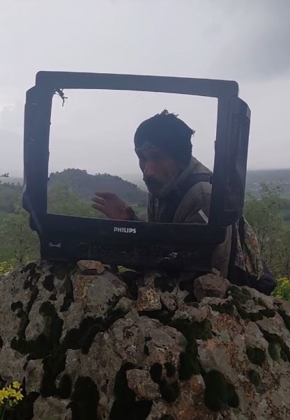 ELAZIĞ’DA KEÇİLERİNİ OTLATTIĞI SIRADA KIRIK TELEVİZYON EKRANINI KULLANARAK HAVA DURUMU SUNAN...