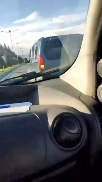 ELAZIĞ’DA MAKAS ATARAK TRAFİĞİ TEHLİKEYE ATAN SÜRÜCÜ CEP TELEFONU KAMERASINA YANSIDI.