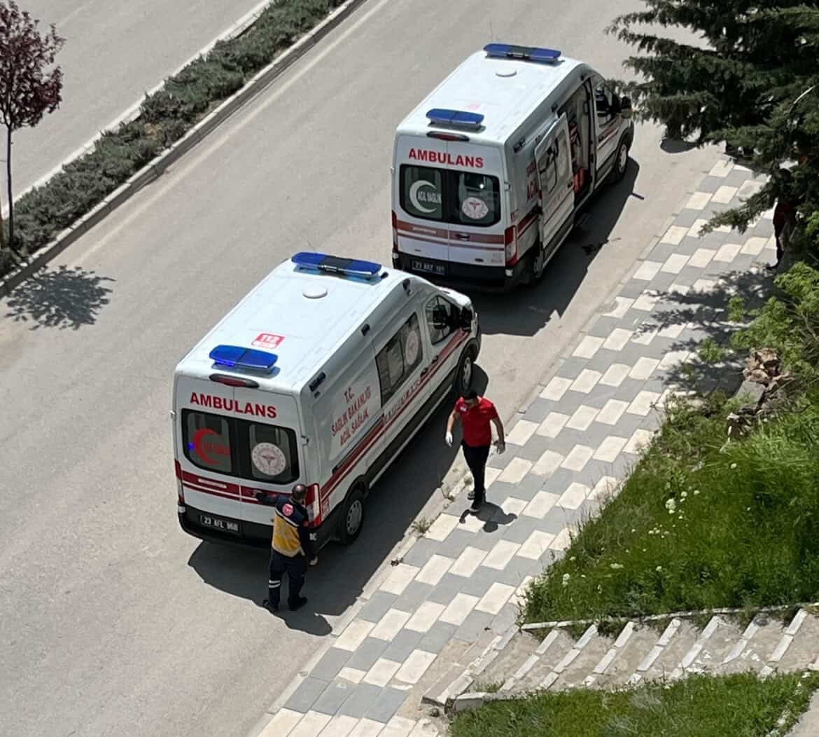 ELAZIĞ’DA MOTOSİKLETİN DEVRİLMESİ SONUCU MEYDANA GELEN TRAFİK KAZASINDA, 2 KİŞİ YARALANDI