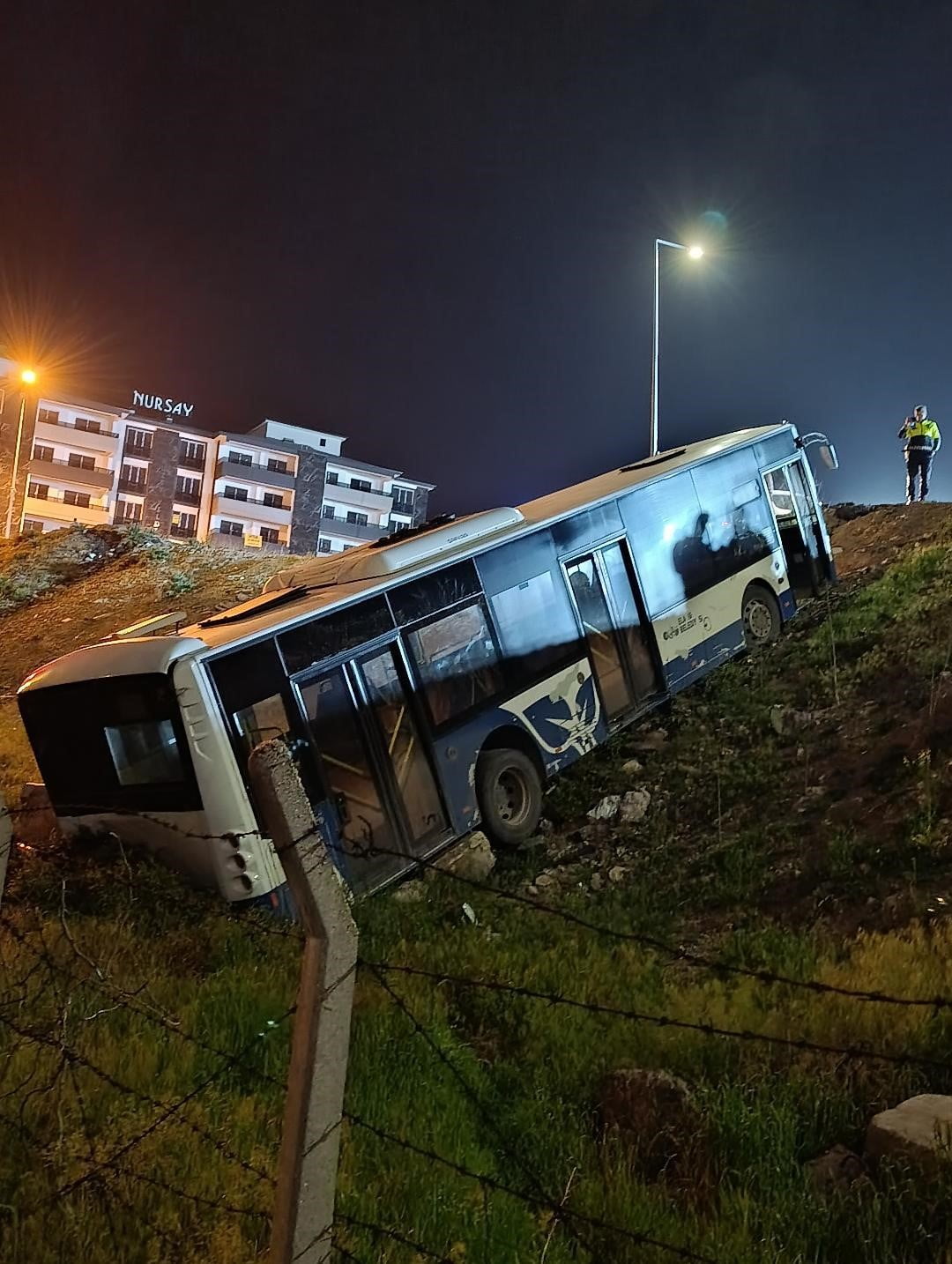ELAZIĞ’DA SÜRÜCÜSÜNÜN DİREKSİYON HAKİMİYETİNİ KAYBETTİĞİ HALK OTOBÜSÜ, ŞARAMPOLE UÇTU. KAZADA...