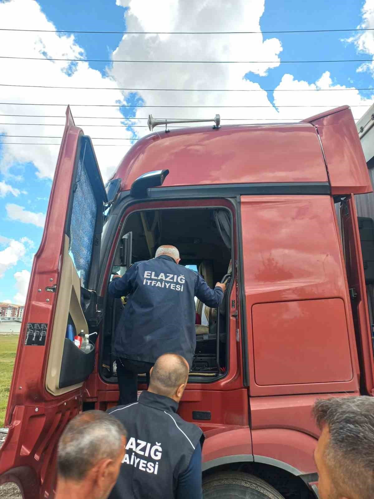 ELAZIĞ’DA TIR ŞOFÖRÜ, ARACININ İÇERİSİNDE ÖLÜ BULUNDU
