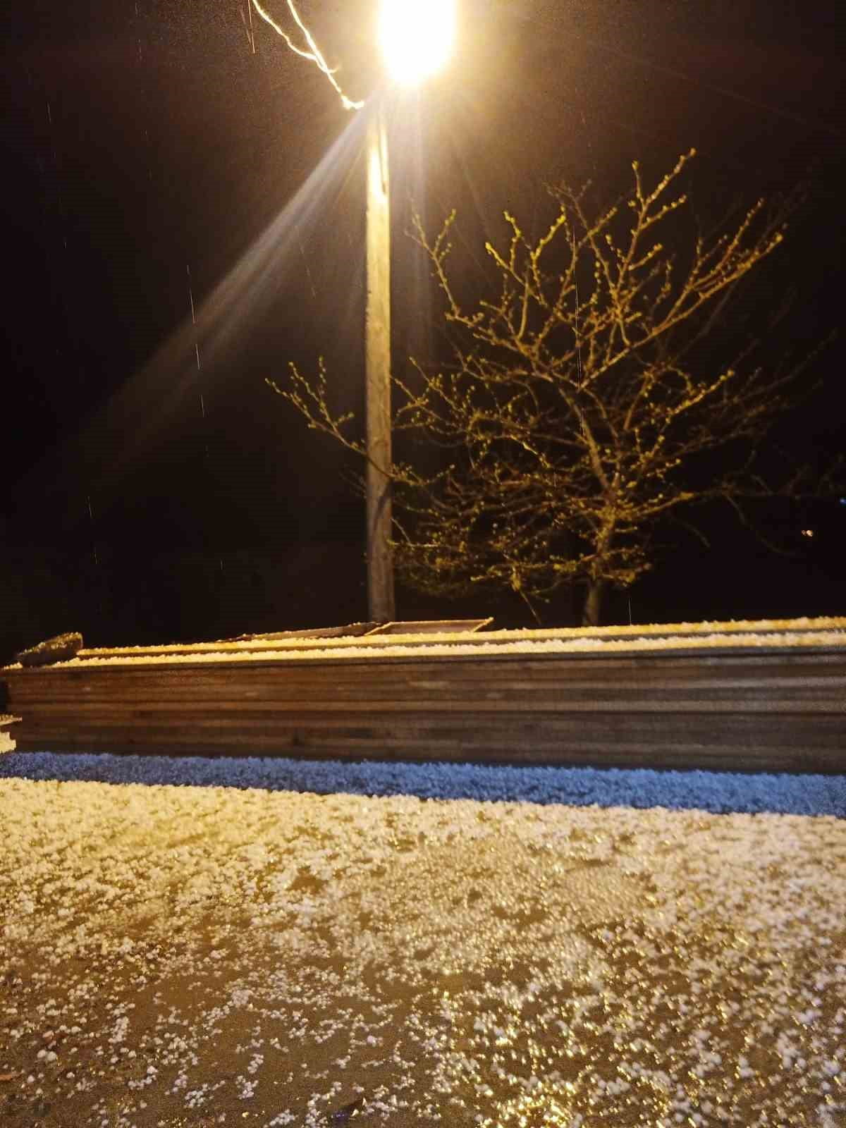 ELAZIĞ’IN BASKİL İLÇESİNDE DOLU YAĞIŞI ETKİLİ OLDU.