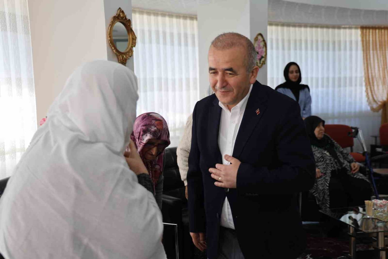 ELAZIĞ VALİSİ NUMAN HATİPOĞLU, BAYRAMIN İLK GÜNÜNDE HUZUREVİ SAKİNLERİYLE BİR ARAYA GELEREK...