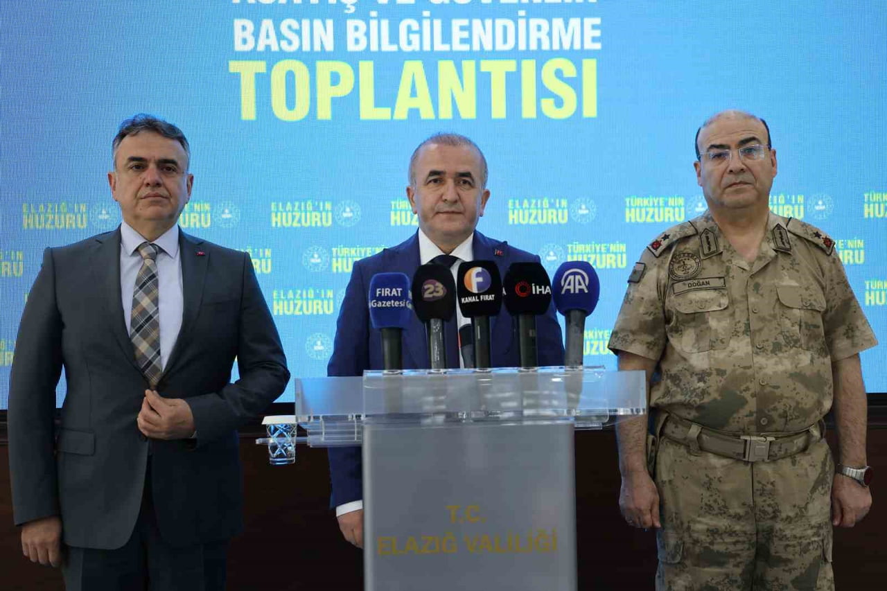 ELAZIĞ VALİSİ NUMAN HATİPOĞLU, VALİLİK TOPLANTI SALONU’NDA GERÇEKLEŞTİRDİĞİ ASAYİŞ VE GÜVENLİK...