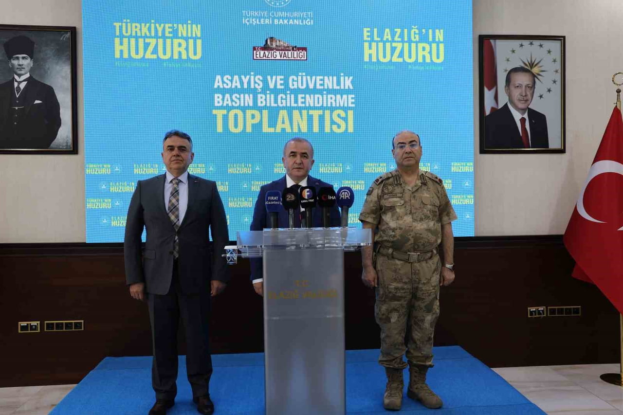 ELAZIĞ VALİSİ NUMAN HATİPOĞLU, VALİLİK TOPLANTI SALONU’NDA GERÇEKLEŞTİRDİĞİ ASAYİŞ VE GÜVENLİK...