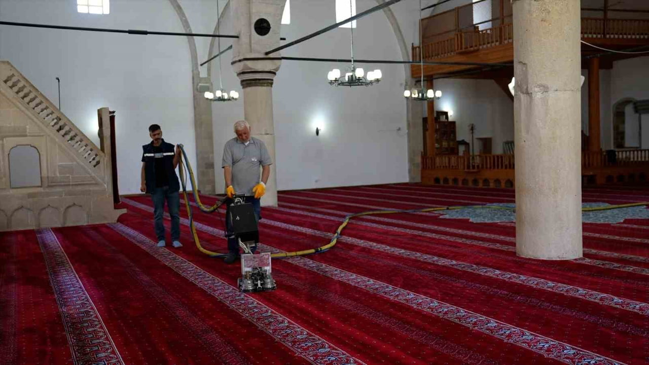 ELAZIĞDA CAMİLERDE DETAYLI TEMİZLİK