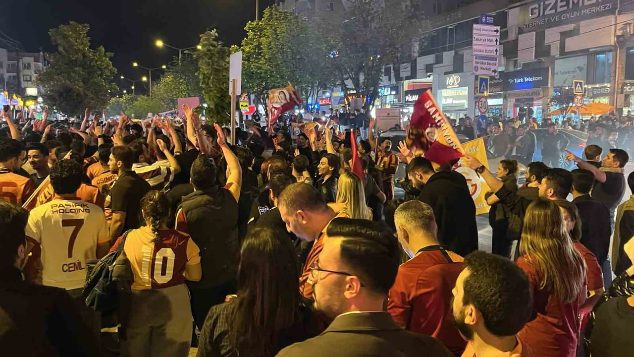 ELLERİNDE BAYRAKLARLA CADDE VE MEYDANLARI DOLDURAN TARAFTARLAR, MARŞLAR SÖYLEYİP MEŞALELER...