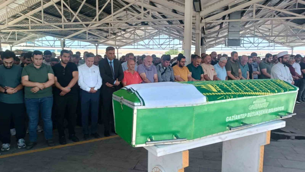 EMEL AKBAŞ BAYHAN'IN CENAZE TÖRENİ