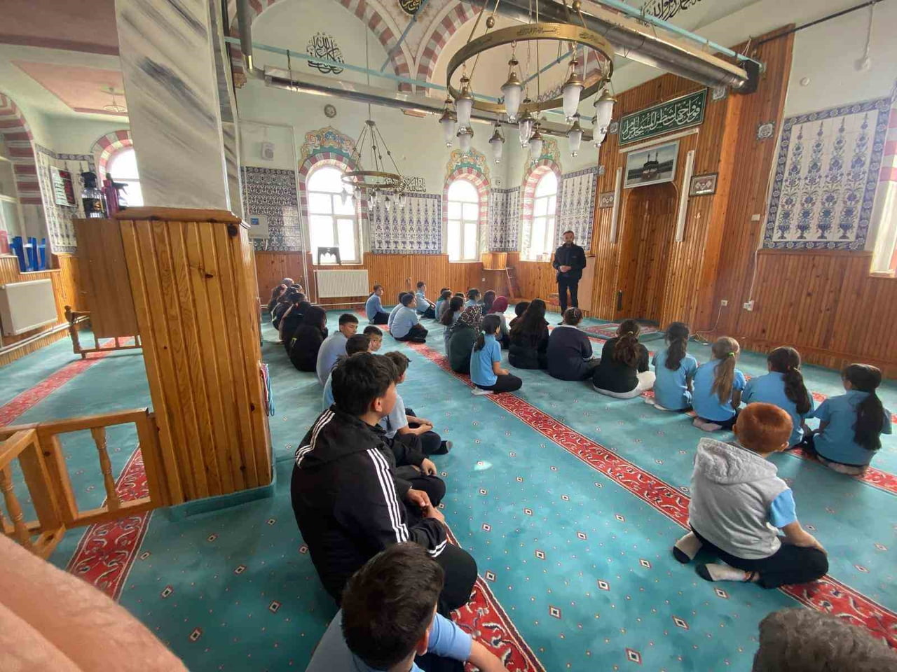 EMET’TE GENÇLER CAMİDE BULUŞTU