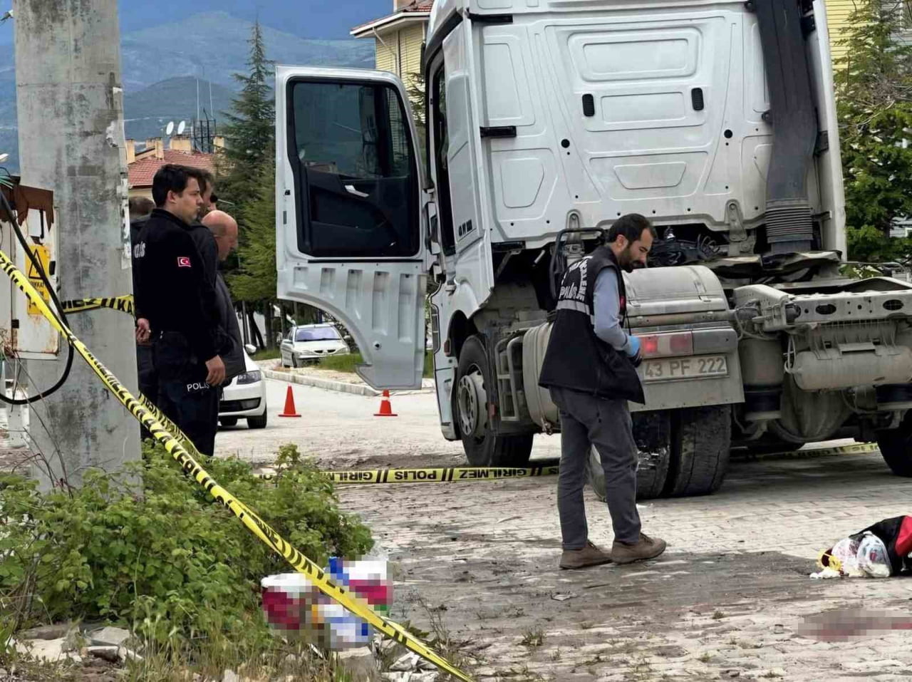 EMET’TE TIRIN AYAĞININ ÜZERİNDEN GEÇTİĞİ YAŞLI KADIN YARALANDI