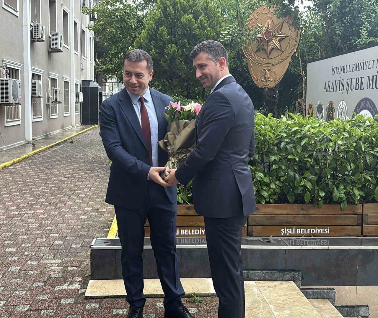 EMNİYET MÜDÜRÜ HAKAN ÖZTÜRK (SOLDA), EMNİYET MÜDÜRÜ MEHMET ALİ TAŞÇI'YA ÇİÇEK VERDİ