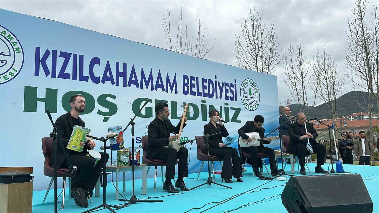 EMRAH KAYA ÖNCÜLÜĞÜNDE SAHNE ALAN ORKESTRADA KULLANILAN TÜM ENSTRÜMANLARIN PLASTİK, METAL, AHŞAP...