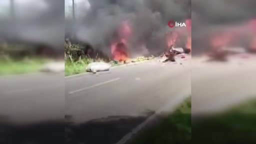 Endonezya’da yolcu otobüsü ile akaryakıt tankerinin kafa kafaya çarpışması sonucu en az 16 kişi...