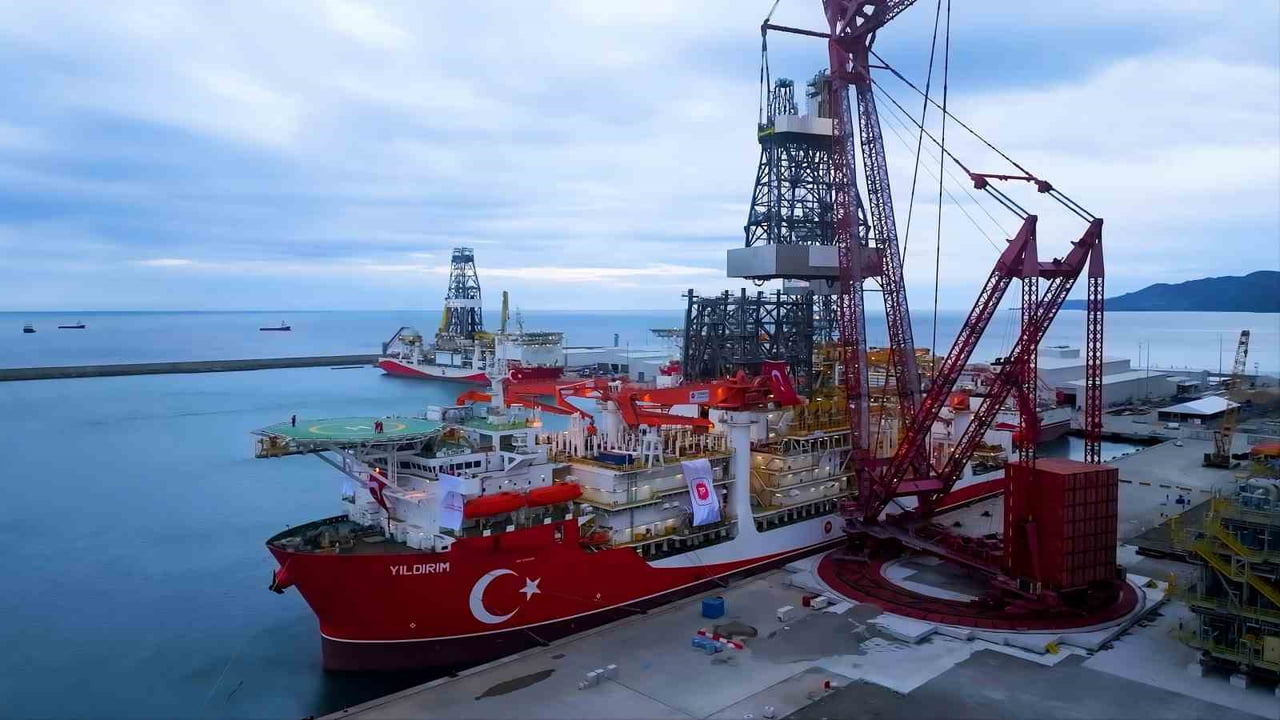 ENERJİ FİLOSUNUN SON ÜYESİ OLAN YILDIRIM DERİN DENİZ SONDAJ GEMİSİ, KARADENİZ'DEKİ İLK GÖREVİ İÇİN...