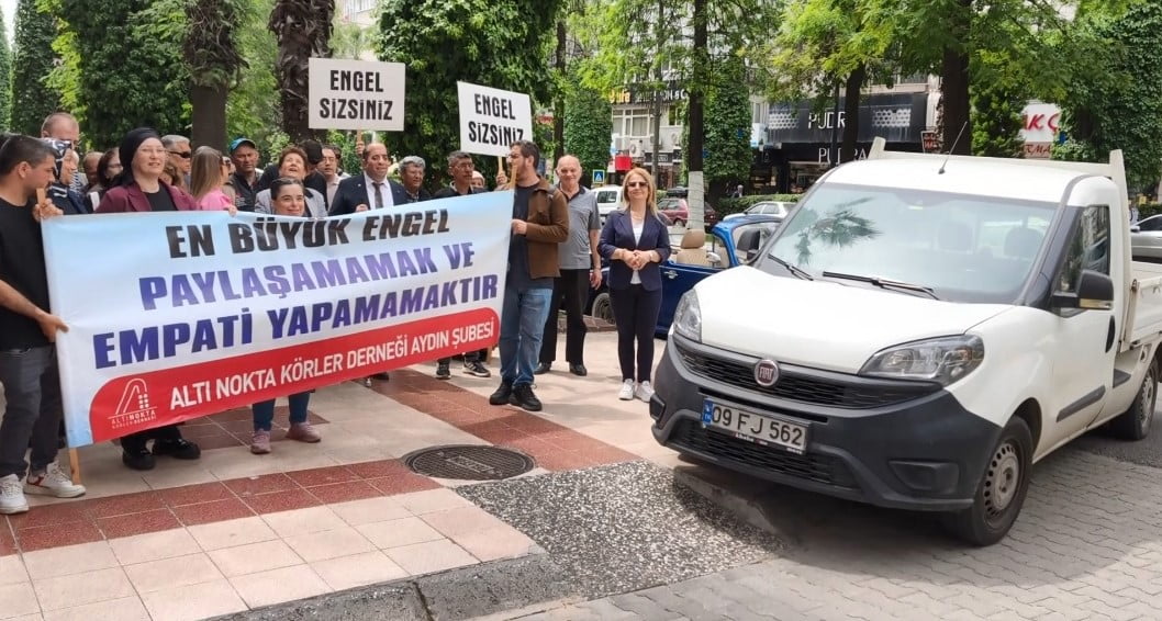 ENGELLİLER HAFTASI'NDA DÜZENLENEN YÜRÜYÜŞE KATILAN GÖRME ENGELLİLER, KALDIRIM ÜZERİNE HATALI PARK...