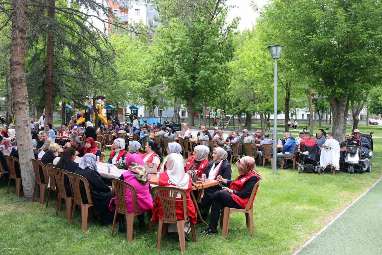 ENGELLİLER HAFTASI ETKİNLİĞİNE KATILAN KAYSERİ VALİSİ GÖKMEN ÇİÇEK, ENGELLİLERİN HAYATLARINI...