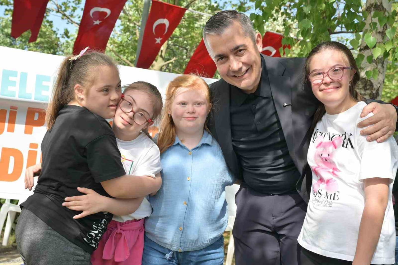 ‘ENGELSİZ SEVGİ PİKNİĞİ', YAKLAŞIK BİN 200 KİŞİNİN KATILIMIYLA GERÇEKLEŞTİRİLDİ. PİKNİĞE BELEDİYE...
