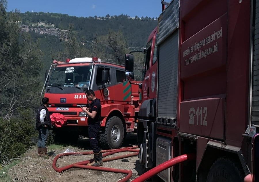 ERDEMLİ İLÇESİNDE ORMANLIK ALANDA ÇIKAN YANGIN EKİPLERİN MÜDAHALESİYLE KONTROL ALTINA...