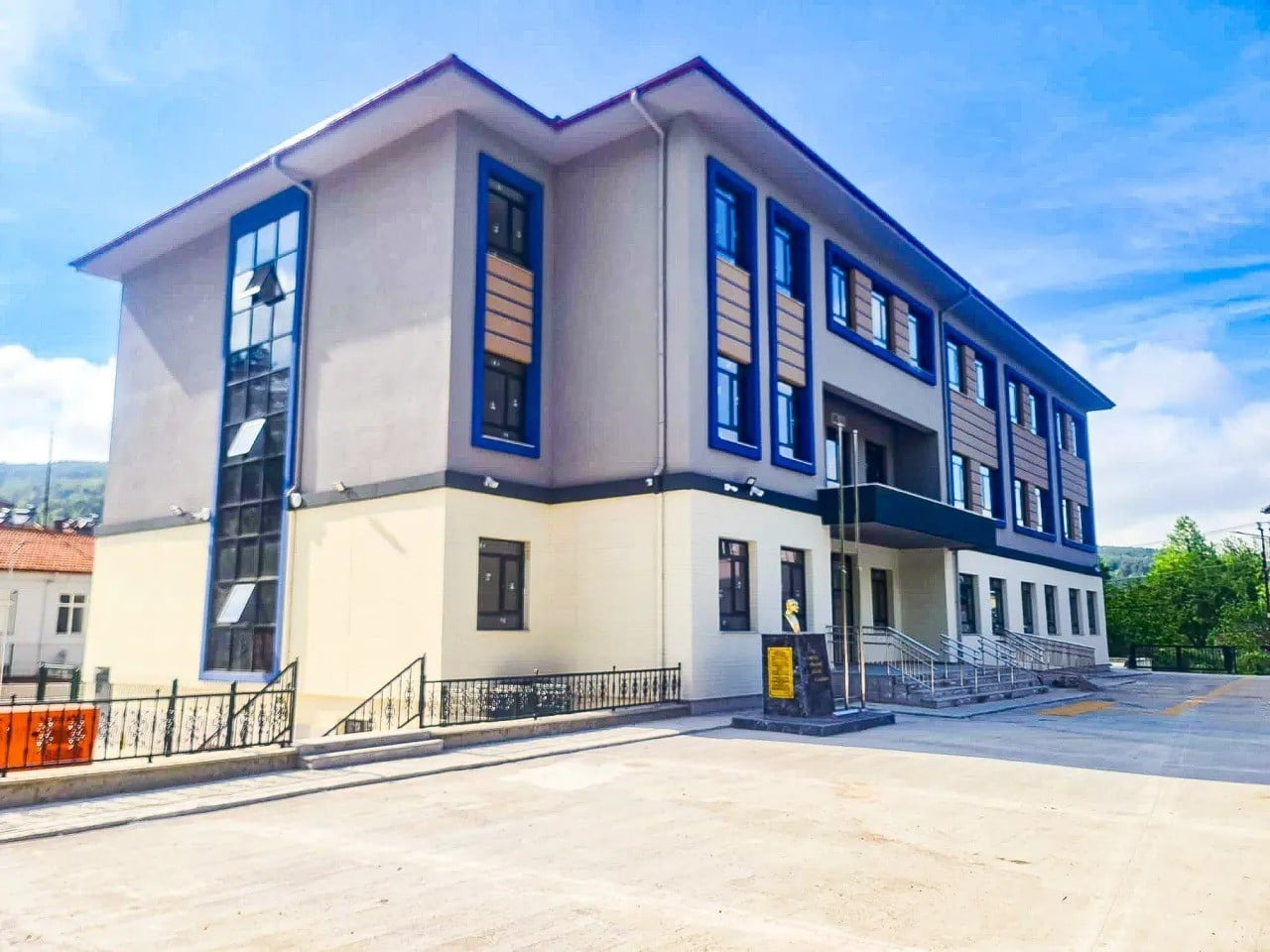 ERFELEK İLÇESİNDE YAPIMI TAMAMLANAN 16 DERSLİKLİ ERFELEK MESLEKİ VE TEKNİK ANADOLU LİSESİ...