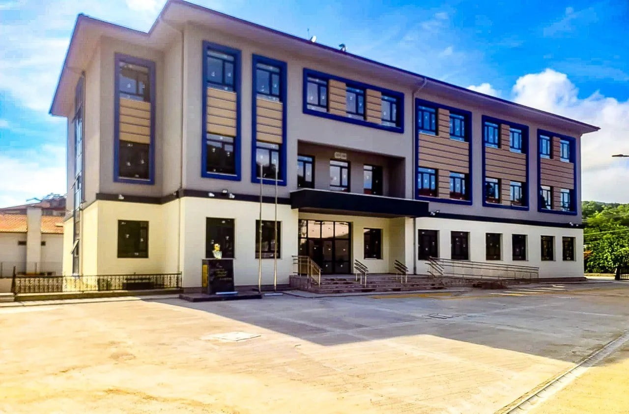 ERFELEK İLÇESİNDE YAPIMI TAMAMLANAN 16 DERSLİKLİ ERFELEK MESLEKİ VE TEKNİK ANADOLU LİSESİ...