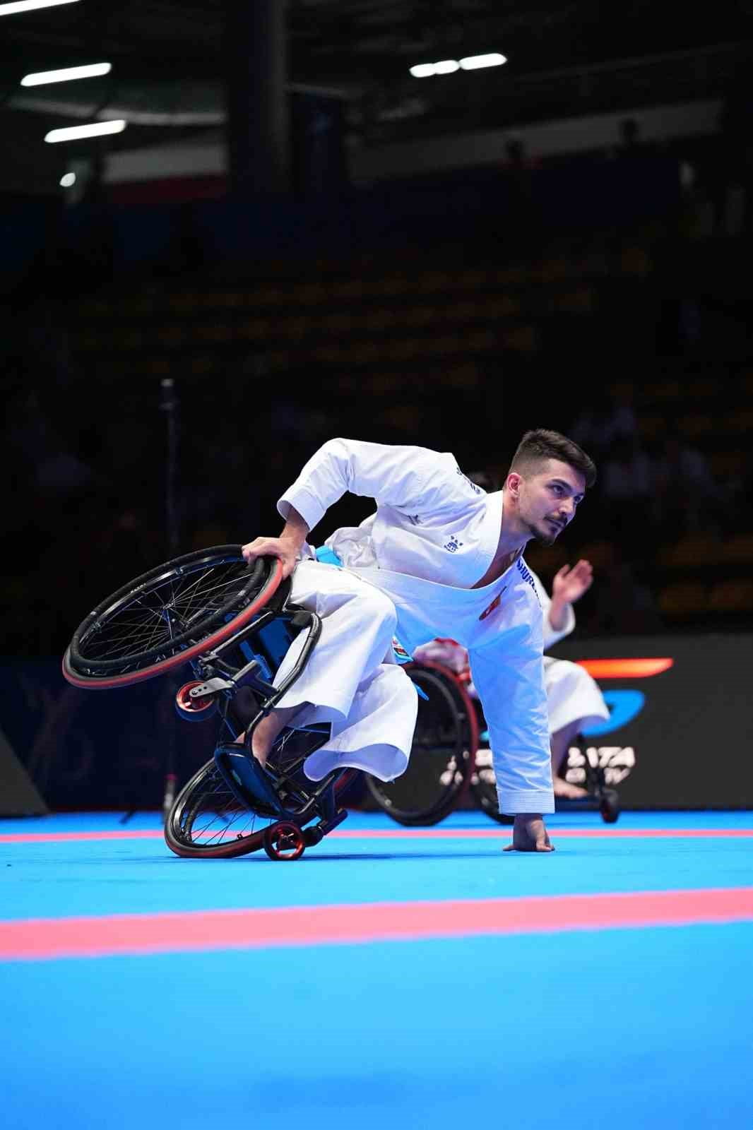 ERKEK TEKERLEKLİ SANDALYE FİNALİNDE KARŞILAŞAN MİLLİ SPORCULARDAN BERKAY USLU ALTIN, AHMET KAYRA...