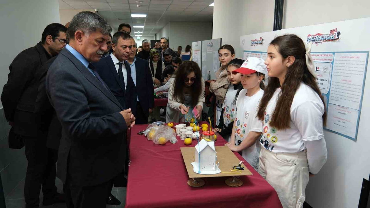 ERZİNCAN BELEDİYE BAŞKANI BEKİR AKSUN, MEHMETÇİK ORTAOKULU ÖĞRENCİLERİ TARAFINDAN HAZIRLANAN BİLİM...