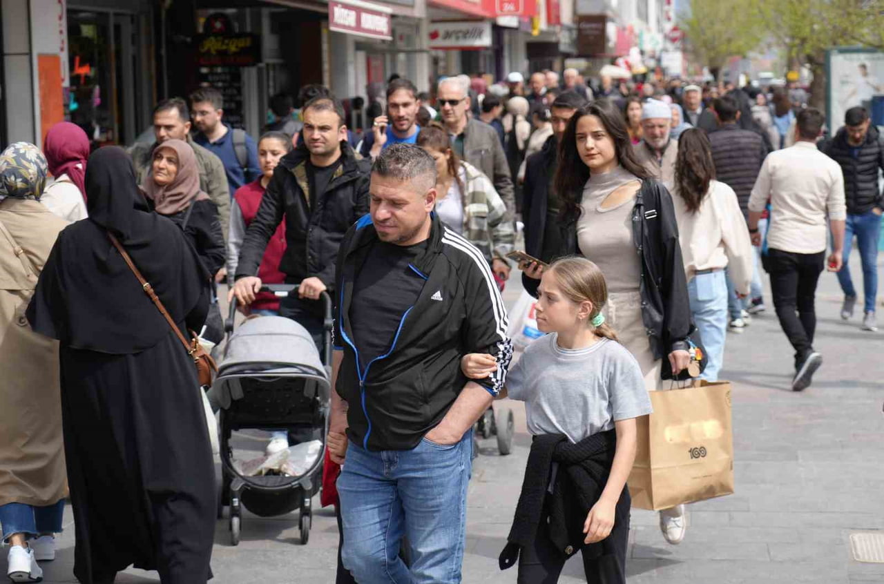 ERZİNCAN’DA BAYRAM ALIŞVERİŞİ YOĞUNLUĞU YAŞANIYOR