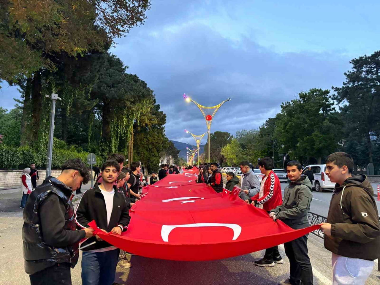 ERZİNCAN’DA MEŞALELİ 19 MAYIS YÜRÜYÜŞÜ DÜZENLENDİ