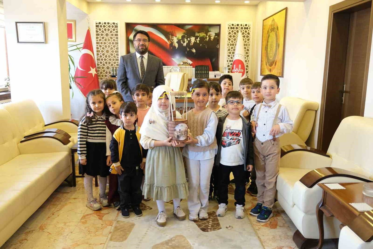 ERZİNCAN’DA MUHAMMEDİYE KUR’AN KURSU 4-6 YAŞ GRUBU ÖĞRENCİLERİ, BİRİKTİRDİKLERİ HARÇLIKLARINI...