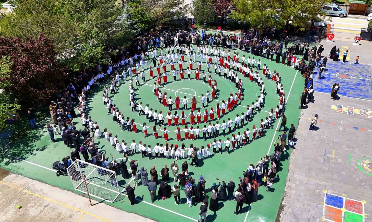ERZİNCAN’DA OKUL BAHÇESİNDE REKOR HALAY HALKASI: 500 KİŞİ AYNI ANDA DÜZ HALAY OYNADI