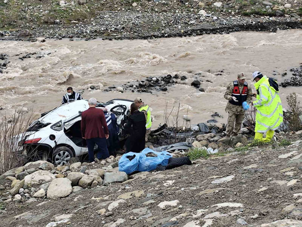 ERZİNCAN’DA OTOMOBİL DEREYE UÇTU: 2 ÖLÜ, 1 AĞIR YARALI