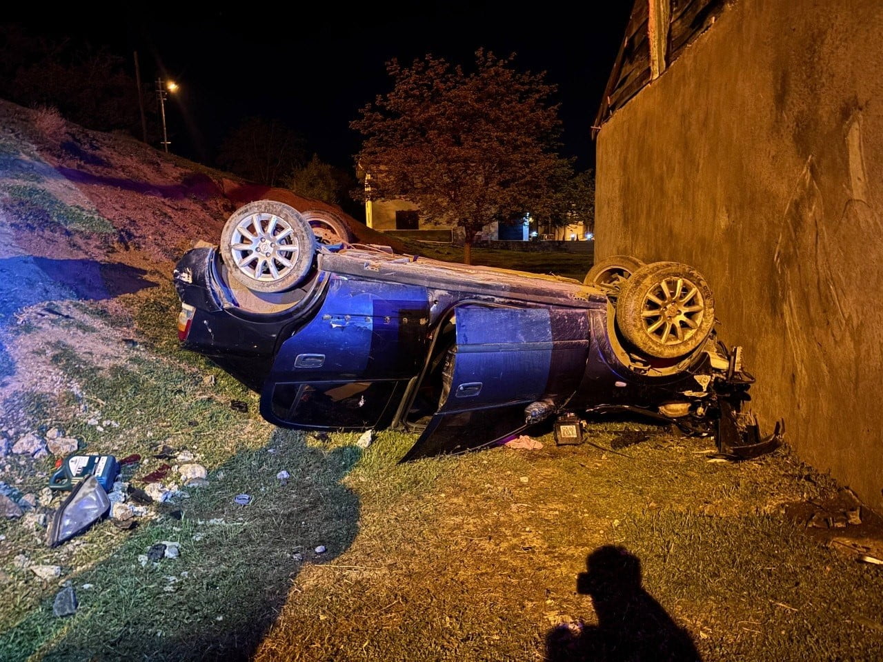 ERZİNCAN’DA OTOMOBİL EVİN BAHÇESİNE DEVRİLDİ: 2 YARALI