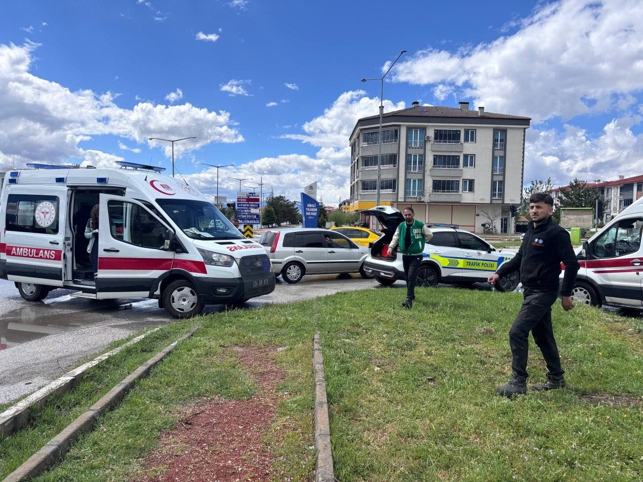 ERZİNCAN’DA OTOMOBİL İLE ÇEKİCİNİN ÇARPIŞTIĞI TRAFİK KAZASINDA 3 KİŞİ YARALANDI