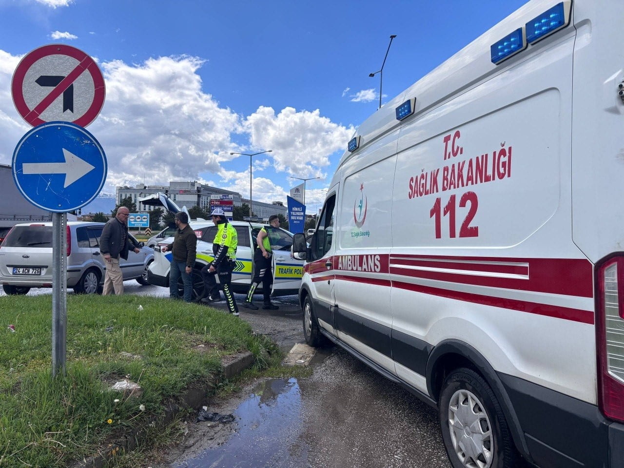 ERZİNCAN’DA OTOMOBİL İLE ÇEKİCİNİN ÇARPIŞTIĞI TRAFİK KAZASINDA 3 KİŞİ YARALANDI